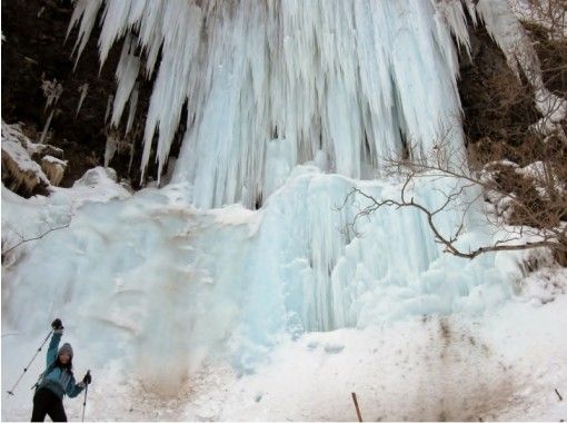 [Hokkaido/ Abashiri] Chartered by 2 more people! Every Year Kori瀑to change the figure is a masterpiece! Abashiri Ice Floating Drift Ice Snowshoes Tour (With a shuttle bus)の画像