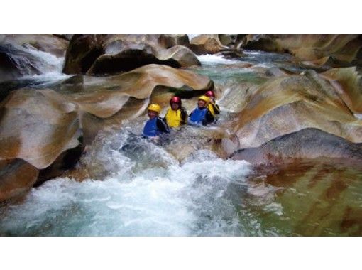 【Oita · Saeki】 UNESCO Eco Park certified! Canyoning tour at Fujikawauchi Valley, the unexplored area of ​​grandmother inclined mountain system!の画像