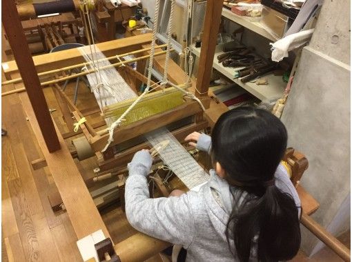 [Kyoto / Kita Ward] Weaving experience (plain weaving / hand weaving) & workshop tour / Experience the best Nishiki traditional fabrics, art and historyの画像