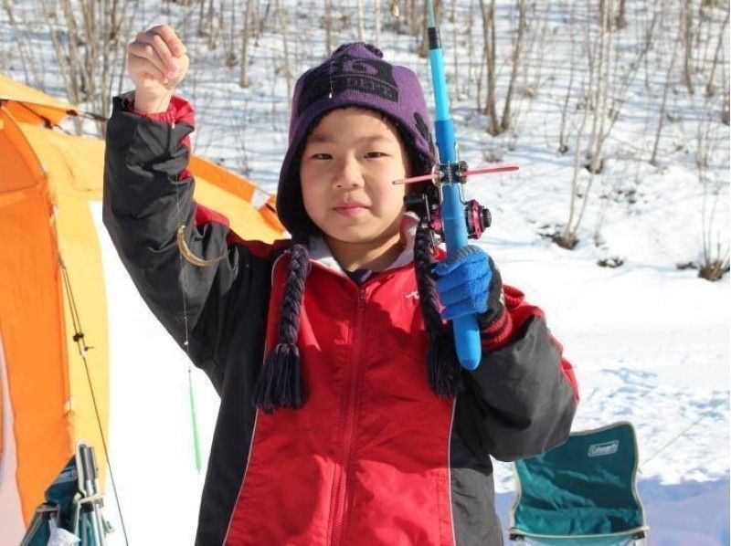 [Hokkaido Tokachi] Smelt fishing experience on Lake Sahoro ice! Even first-timers are safe with a guide!の紹介画像