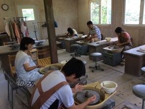 【群馬・草津】自由な発想でお手軽に陶芸体験（電動ろくろ体験）小品クラス（約60分）