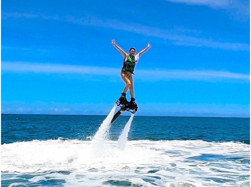 【沖縄・那覇・宜野湾】初心者に人気のフライボード体験プラン!!沖縄の海で“空を飛ぶ”感動体験！『Fプラン♪』の画像