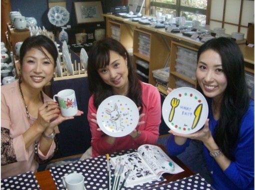 【佐賀県・西松浦郡】素敵な思い出づくりに！有田焼上絵付け体験「お皿コース」手ぶらでOK！の画像