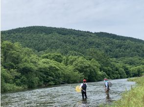 [Kuromatsunai Town, Hokkaido] Experience fishing for "natural" sweetfish with your hands