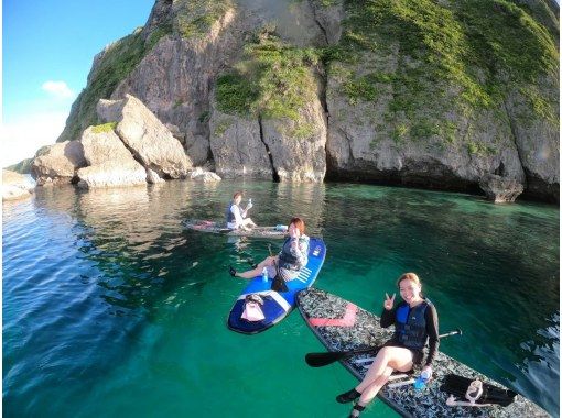【宮古島/伊良部島】SUPに乗って伊良部ブルーを見下ろす海上散歩のツアーへ★写真データ無料プレゼント！の画像