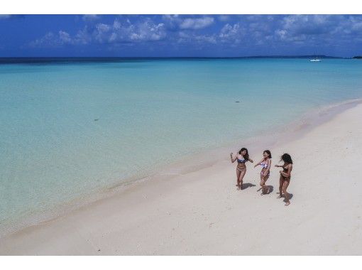 【沖縄・宮古島】ドローン空撮♪普段は見れない角度からの宮古ブルーの透き通った海をバックにお撮りいたします！の画像