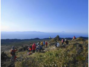 【東京・伊豆大島】自然体験ジオツアー「三原山噴火口と溶岩流トレッキング」（約4時間）「地域クーポン利用可能プラン」
