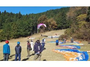 【埼玉・パラグライダー】(越生駅 8:55無料送迎) 自分で空を飛ぶ感動！本格フライト体験1日プラン