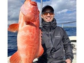 《Authentic sea fishing with family and friends》Experience fishing empty-handed with a 4-hour chartered fishing boat with a guide. Toilets included for peace of mind.