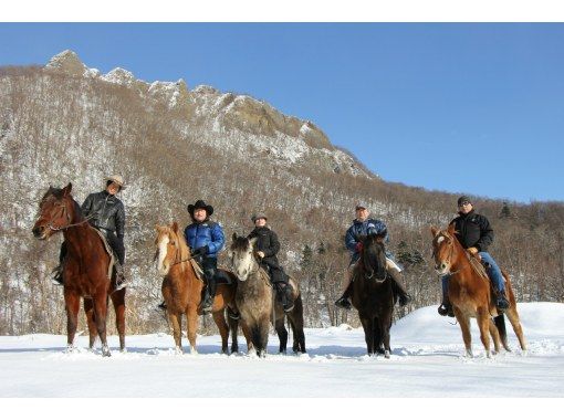 [Hokkaido, Hakkenzan (Sapporo)] Horseback riding in the snow in the cowboy town of Wild Mustangs! Horseback riding experience with shuttle service (80 minutes)の画像