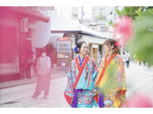 【沖縄・那覇】琉装レンタル＆プロカメラマンによるロケ撮影プラン！（15カット）の画像