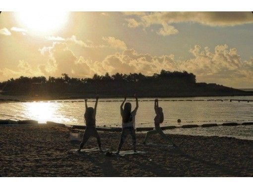 [Southern Okinawa/30 minutes from Naha] Limited to one group! Luxurious beach with beautiful sunrise! Sunrise beach yoga on the east coastの画像