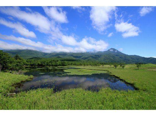 [北海道/知床] 对于那些想要欣赏知床壮丽景色的人☆同时俯瞰森林、大海和湖泊的壮丽景色☆知床五湖徒步旅行！免费租用双筒望远镜、衣服和靴子の画像