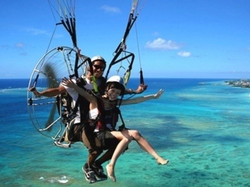 [Okinawa Nakagusuku Village / Yomitan Village / Undersea Road] Three planes can fly at the same time! Three people can ride together! ♪ Motor paraglider sightseeing flight experience 200m above the ground!の紹介画像