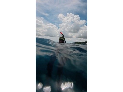 [Okinawa, Uruma City] Limited to 5 groups per day! A luxurious, fully-private experience "Comfortable Blue Cave Snorkeling by Boat" (Free underwater photos & videos, feeding experience)の画像