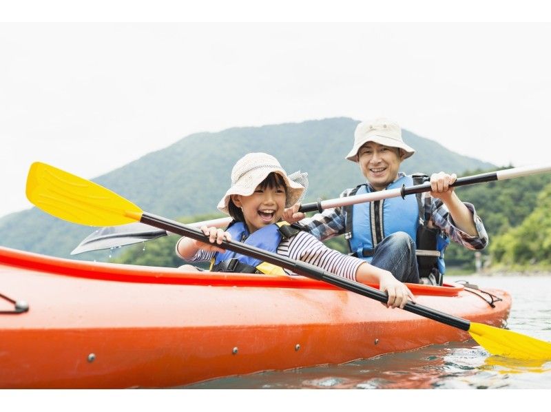 山梨・本栖湖でカヌーを楽しむ家族 本栖湖アクティビティセンター(Motosuko