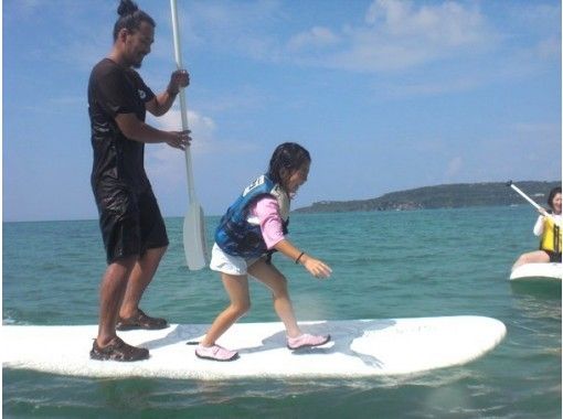 【 冲绳 ·今归仁】SUP 巡游船 ，冲浪和浮潜（90分钟）の画像