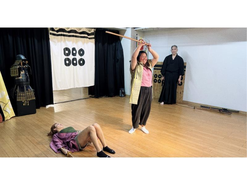 Samurai & Ninja Action Experience in Osaka -Wear Kimono & Sword Fight!の紹介画像