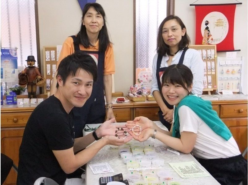 京都「明日香」　天然石のオリジナルブレスレット作り体験を楽しむカップル