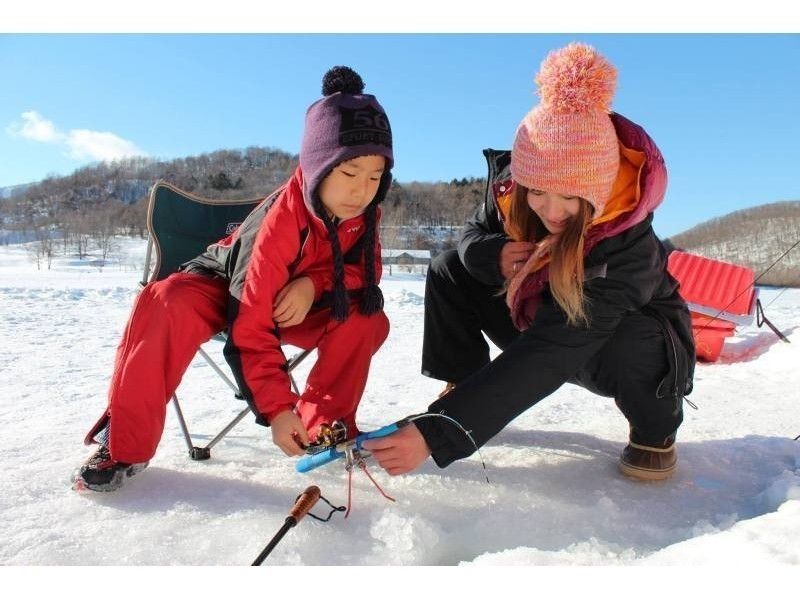 北海道・サホロ湖氷上でワカサギ釣りを楽しむ親子 TOM十勝アウトドアメイツ