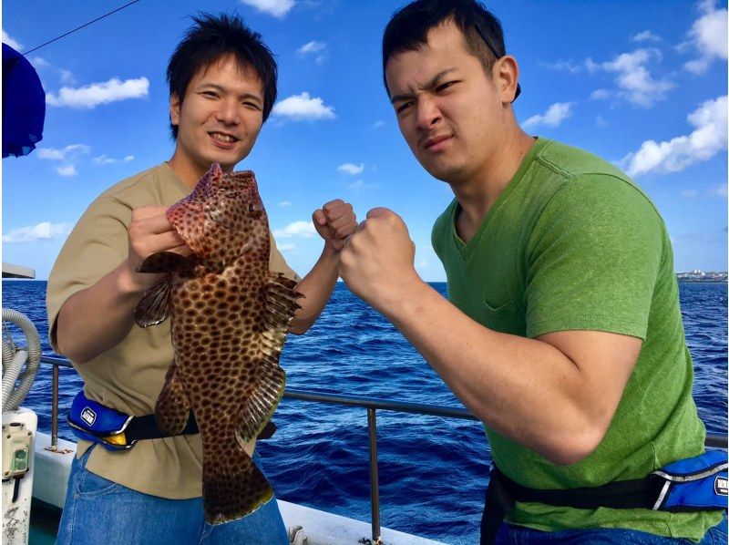 Kadena Fishing Port Tropical Fishing Tour for ages 3 and up (Reservations on the day available) Fish can be eaten at a nearby restaurant First-timers welcomeの紹介画像