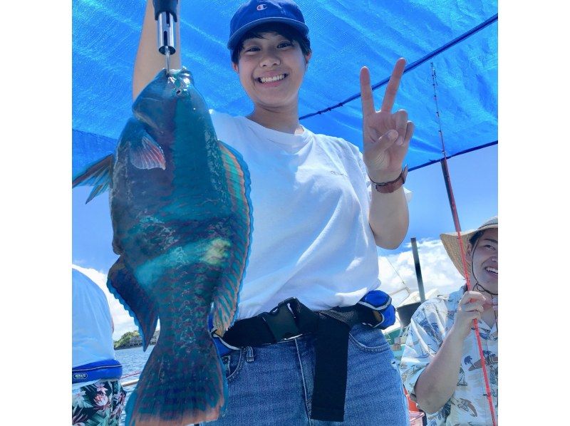 Kadena Fishing Port Tropical Fishing Tour for ages 3 and up (Reservations on the day available) Fish can be eaten at a nearby restaurant First-timers welcomeの紹介画像