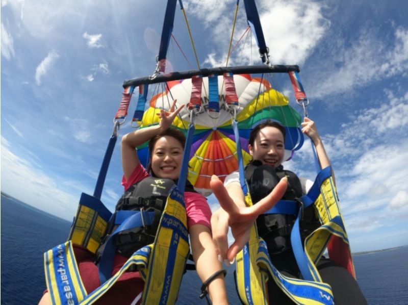 《Parasailing + Churaumi Aquarium ticket included・Departing from northern Okinawa》Use of large parasailing boat★Free GoPro rental★200m rope length!!の紹介画像