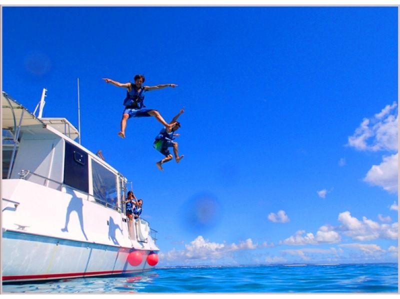[Departing from Naha, local coupons available] Half-day snorkeling tour in the Chibishi Islands ★ Large catamaran ship that is resistant to shaking ★ Free feeding & photo gift ★の紹介画像