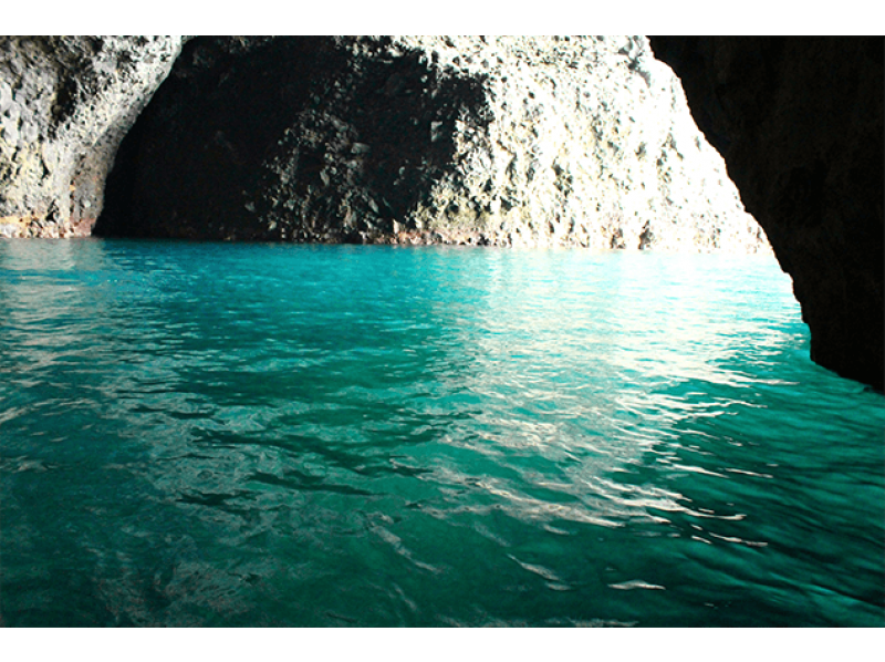 [Hokkaido, Otaru] Blue Cave | Famous Captain's Adventure Let's Go Cruise!の紹介画像