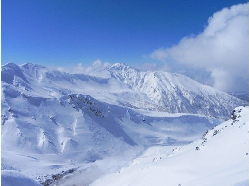 【北海道・大雪山系】絶景スノーシュー！アイゼン使用の「三段山コース」６才から参加可！（晴れの日のみ）
