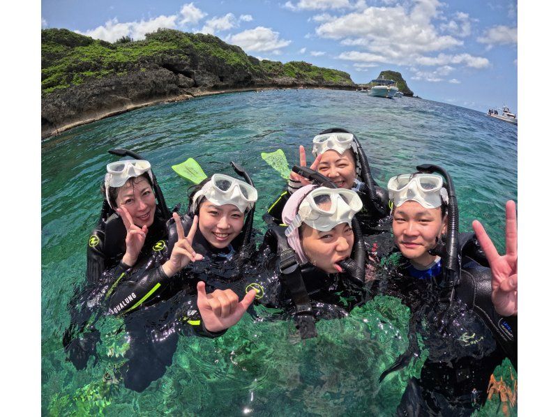 3歳まで無料！ワクワクのボート旅から始まる青の洞窟シュノーケル。専属ガイド＆GoPro撮影付きで、家族の“はじめての海”を最高の思い出に。の紹介画像