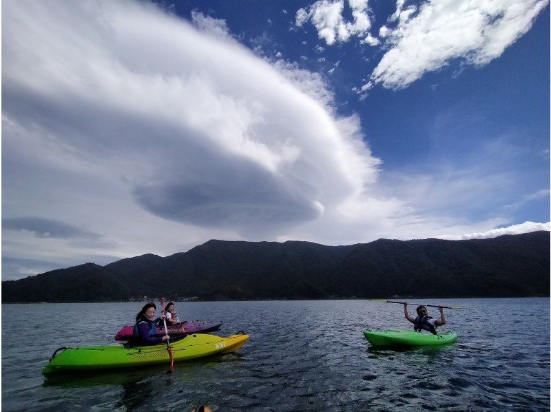 [Yamanashi, Fuji Five Lakes, Lake Saiko, Kayaking] Dogs are welcome! A 120-minute Kayaking experience on Lake Saiko that is full of attractions and allows you to enjoy the lake to the fullest.の紹介画像