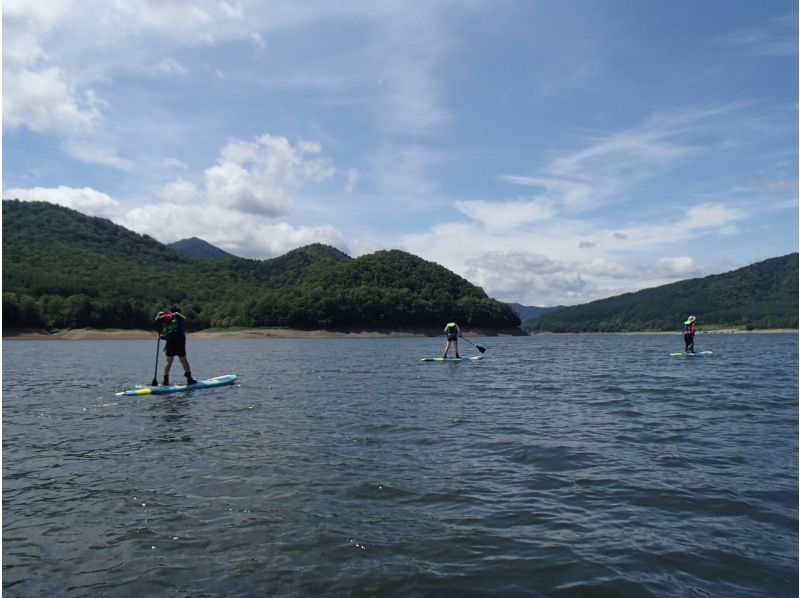 [Hokkaido ・ Furano] Lake Kanayama leisurely SUP tour (half-day course)の紹介画像