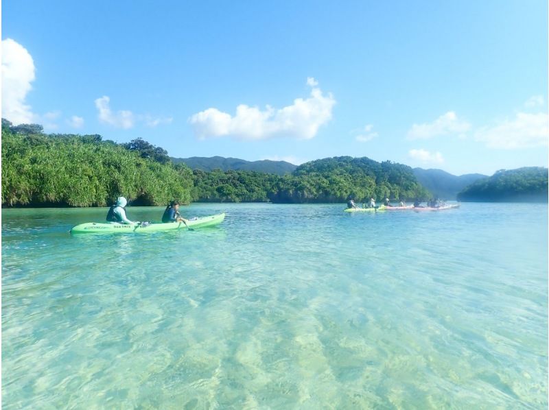 [Okinawa, Ishigaki Island] Departing from Kabira Bay! Take a kayak to an uninhabited island in Kabira Bay! Enjoy snorkeling in the crystal clear waters of Kabira Bay! You can also see lots of tropical fish♪の紹介画像