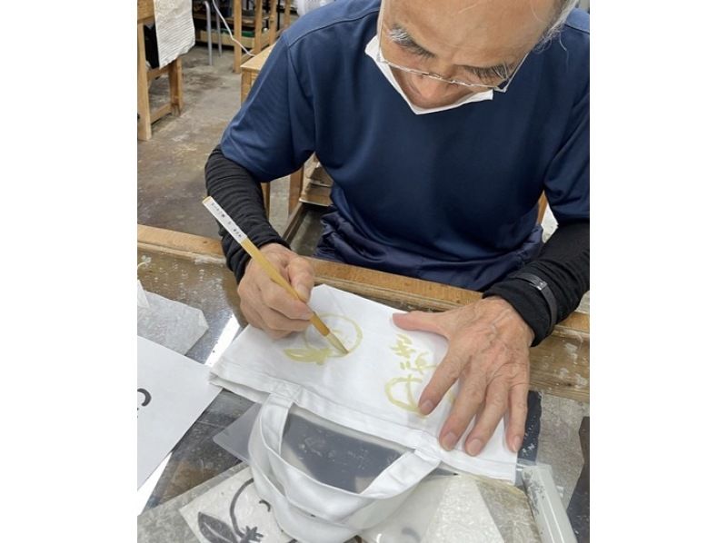 【京都・西京極】伝統的なローケツ染めの100％職人体験が楽しめる！絵心不要・お子様でもOK（スクエアサイズ・ランチョンマット・トートバック）の紹介画像