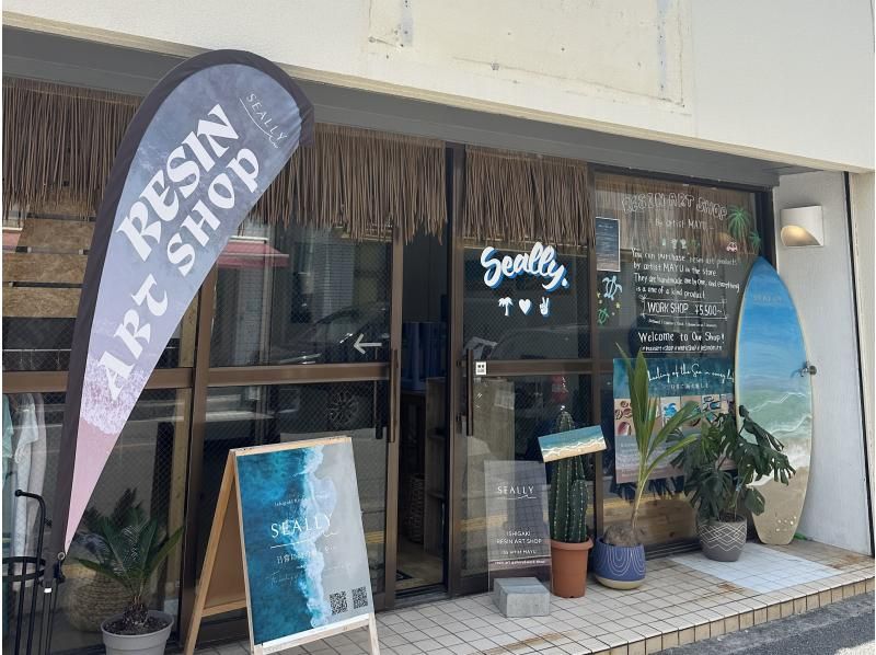 [Ishigaki Island/Experience] Completely original! Create the ocean of Ishigaki Island♡ Authentic resin art experience/Ocean Art Board course/Cute store interior♡の紹介画像