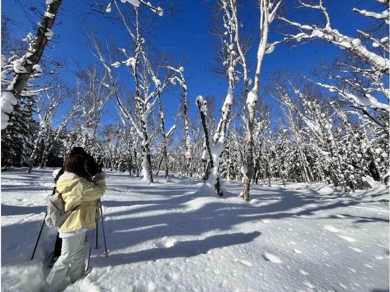【北海道・美瑛】プロガイドと行く秘境スノーシューツアー in 白金温泉<初心者OK・レクチャー付>の紹介画像