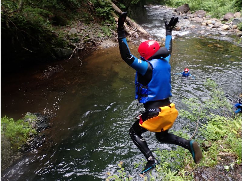 July and August only. Elementary school students welcome. Canyoning in the distant Oze. Free photo gift.の紹介画像