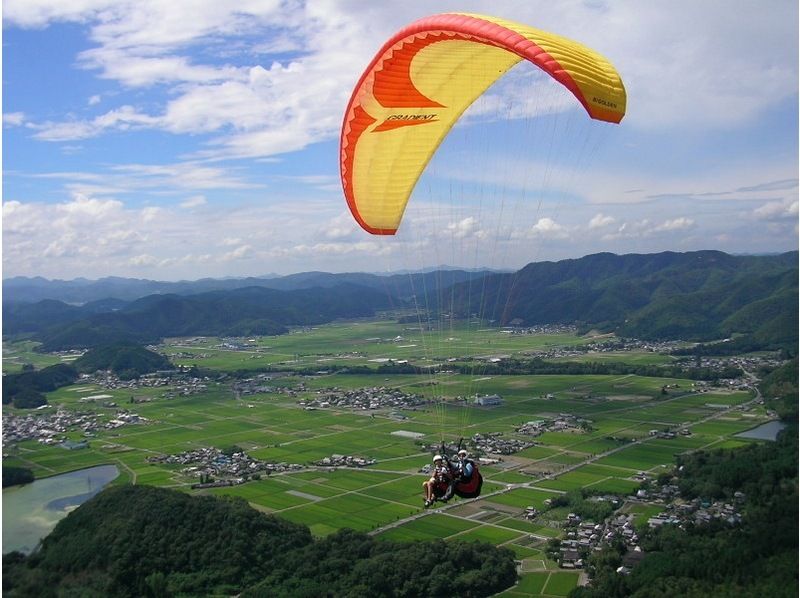 針對入境遊客 [京都/龜岡] 滑翔傘體驗 470m “雙人飛行課程” 歡迎初學者！提供免費交通！の紹介画像