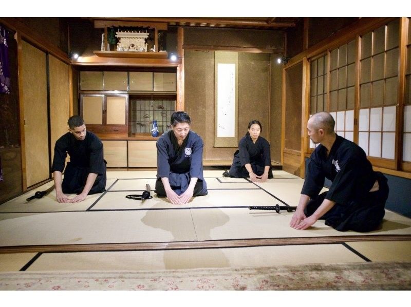 【東京・浅草】SAMURAI侍体験！現役映画俳優達に習う本物の技術！美しい刀捌き、日本の心、技がそこにある！