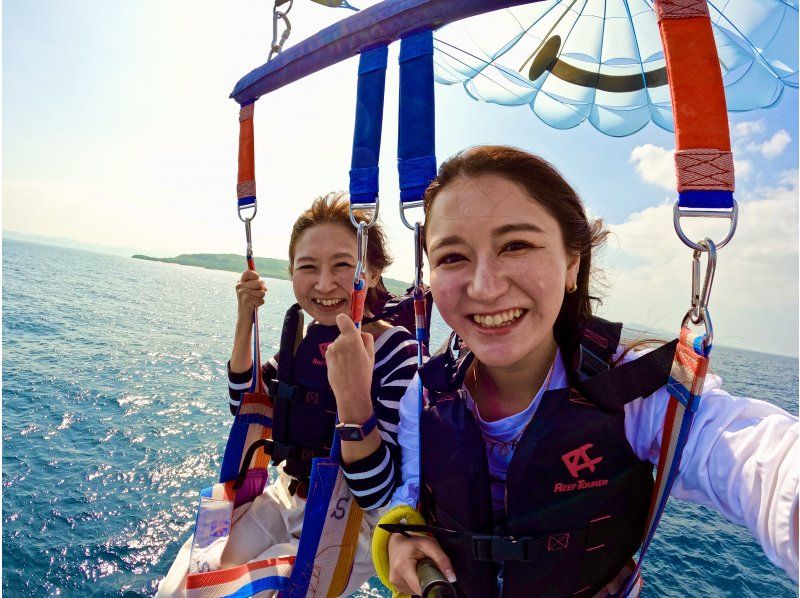 [Okinawa, Kouri Island] Parasailing! Take a walk in the sky above Heart Rock!