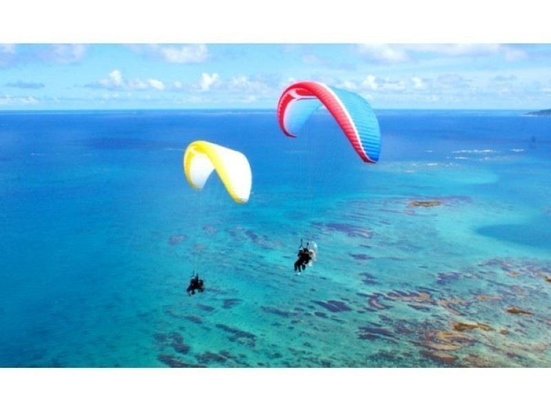 [Okinawa Nakagusuku Village / Yomitan Village / Undersea Road] Three planes can fly at the same time! Three people can ride together! ♪ Motor paraglider sightseeing flight experience 200m above the ground!の紹介画像
