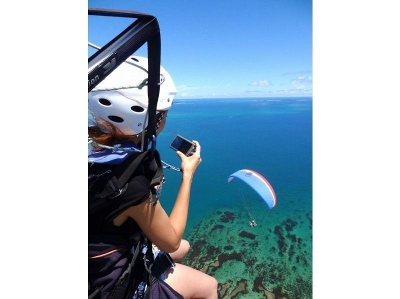[Okinawa Nakagusuku Village / Yomitan Village / Undersea Road] Three planes can fly at the same time! Three people can ride together! ♪ Motor paraglider sightseeing flight experience 200m above the ground!の紹介画像