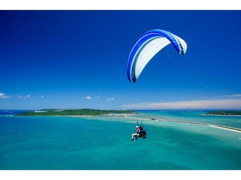 [Okinawa Nakagusuku Village / Yomitan Village / Undersea Road] Three planes can fly at the same time! Three people can ride together! ♪ Motor paraglider sightseeing flight experience 200m above the ground!の紹介画像