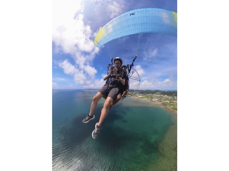 [Okinawa Nakagusuku Village / Yomitan Village / Undersea Road] Three planes can fly at the same time! Three people can ride together! ♪ Motor paraglider sightseeing flight experience 200m above the ground!の紹介画像