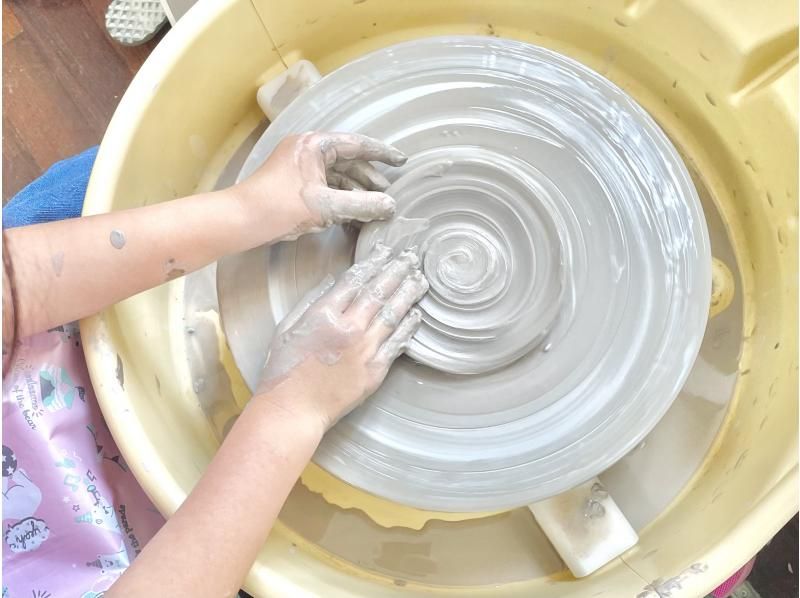 [3 minutes walk from Honmachi Station on the Osaka Subway Midosuji Line] Make your dreams come true! Experience a full-scale electric potter's wheel ☆ It feels good to touch the clay ♪の紹介画像