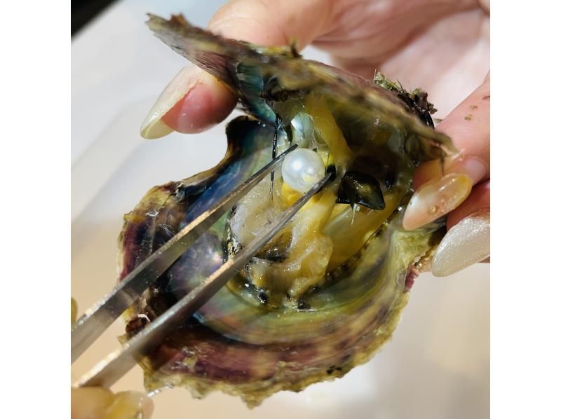 [Okinawa, Onna Village] Experience pearl extraction, a hot topic in Okinawa ~ [Plan with charm included] You can take it home immediately (experience time 5 minutes)の紹介画像