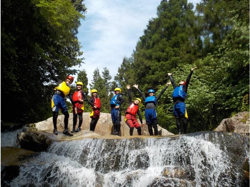 峡谷漂流 - 在美丽的山谷中享受滑梯、瀑布、潜水和河流游戏 - 附照片の紹介画像
