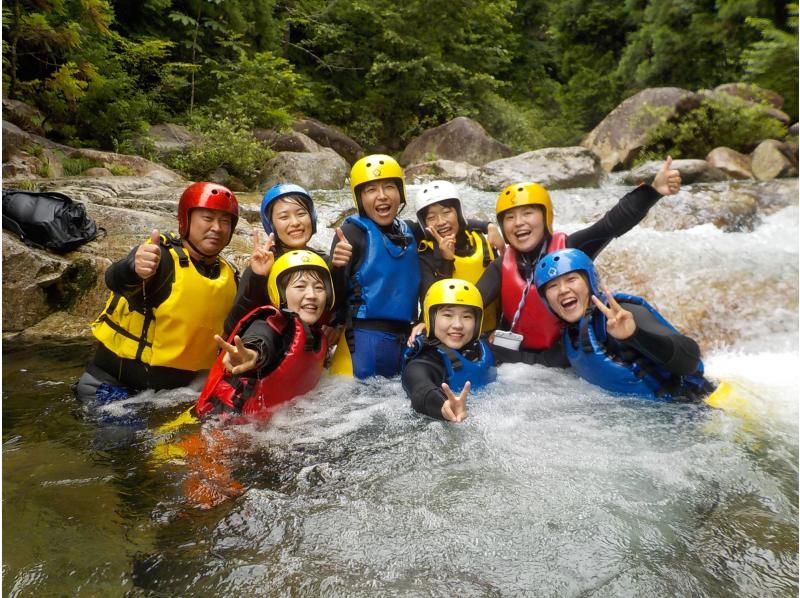 峡谷漂流 - 在美丽的山谷中享受滑梯、瀑布、潜水和河流游戏 - 附照片の紹介画像