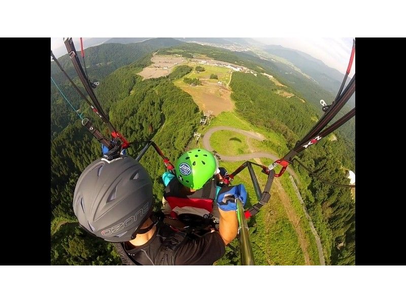 【福井・勝山】プロと大空を自由に飛べる！パラグライダー体験（タンデムフライトコース）の紹介画像